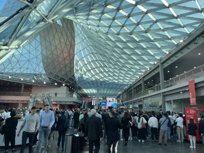 16일(현지시간) 개막한 밀라노 디자인 위크 전시장에 입장하기 위해 수많은 관람객들이 대기하고 있다. 정태일 기자.