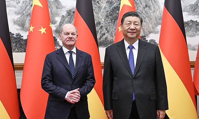 올라프 숄츠(왼쪽) 독일 총리가 지난 16일(현지시간) 중국 베이징의 댜오위타이 국빈관에서 시진핑 국가주석과 회담 전 기념 촬영을 하고 있다. 신화뉴시스