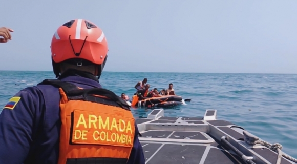콜롬비아 해군이 표류하는 보트에 접근하고 있다. (출처=콜롬비아 해군)