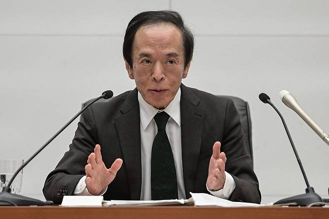 3월19일 우에다 가즈오 일본은행 총재가 기자회견을 열고 금리인상에 대해 설명하고 있다. ⓒAFP PHOTO