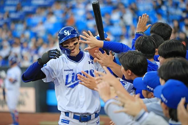 삼성 구자욱이 지난 16일 대구 두산전에서 홈런을 치고 기뻐하고 있다. 삼성 라이온즈 제공