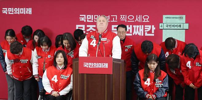 인요한 국민의미래 선거대책위원장이 4·10 총선을 하루 앞둔 지난 9일 여의도 당사에서 국민의미래 후보들과 대국민 본투표 참여호소 기자회견을 하고 있다.(사진=연합뉴스)