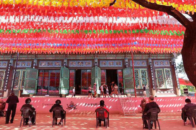 [이데일리 방인권 기자] 부처님 오신날을 한 달여 앞둔 지난 14일 서울시 종로구 조계사에 연등들이 달려 있다.