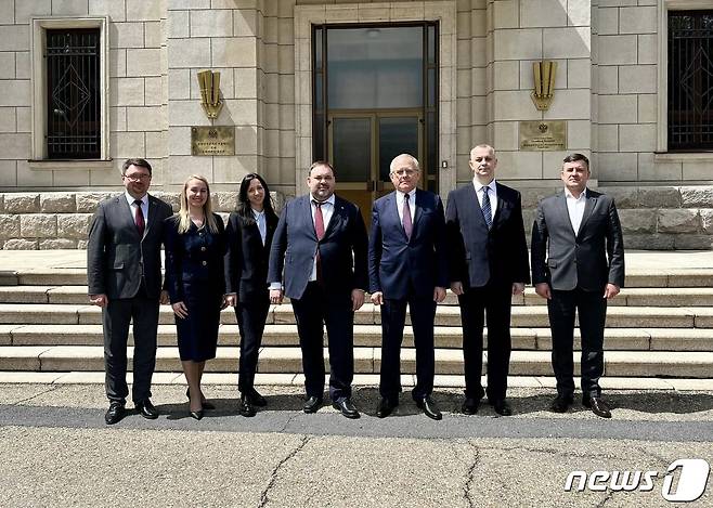 알렉산드르 마체고라 주북 러시아 대사가 지난 17일 북한을 방문 중인 벨라루스 외무차관과 면담했다. (출처 주북러시아대사관 페이스북)