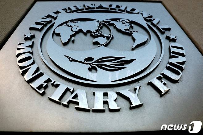 미국 워싱턴의 국제통화기금(IMF) 본사 벽에 로고가 새겨져 있다. 2018.09.04/ ⓒ 로이터=뉴스1 ⓒ News1 권진영 기자