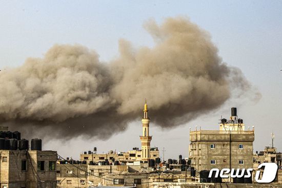 27일(현지시간) 팔레스타인 가자지구 남부 라파에서 이스라엘의 공습 이후 연기가 피어오르고 있다. 2024.03.27 ⓒ News1 정지윤 기자