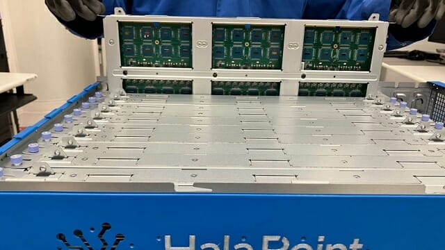 할라 포인트는 로이히2 칩 1천152개와 보조 연산을 위한 x86 임베디드 프로세서 2천300개를  탑재했다. (사진=인텔)