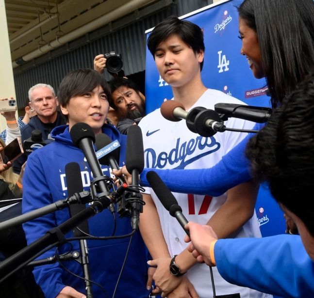 지난해 12월 언론 인터뷰중인 LA 다저스의 오타이 쇼헤이(오른쪽)와 前통역사 미즈하라 잇페이. [이미지출처=UPI연합뉴스]