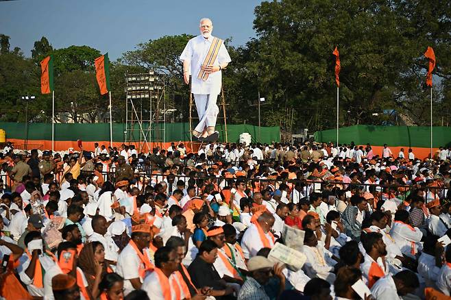 인도 여당인 인도국민당(BJP) 지지자들이 4일 타밀나두주 주도인 첸나이에서 열린 대중집회에서 나렌드라 모디 총리의 연설을 듣고 있다. 힌두 국수주의 성향인 모디 총리는 4∼5월 실시될 총선에서 세 번째로 힌두교 성지 바라나시시(市) 지역구에서 출마할 예정이다. /AFP 연합뉴스