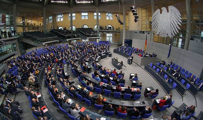 2021년 12월 독일 연방의회 회의가 열리고 있는 장면. 독일 의회는 지난 17일 연방의회 정수를 736명에서 630명으로 줄이는 선거법 개혁안을 통과시켰다./AP 연합뉴스