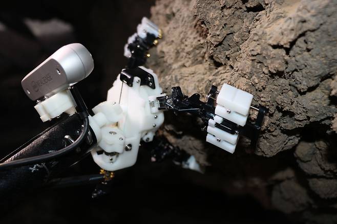 마르코 파보네(Marco Pavone) 미국 스탠퍼드대 항공우주학과 교수 연구팀이 현장 실럼 중인 동굴 탐사로봇 '리치봇(ReachBot)'의 그리퍼 부분./스탠퍼드대