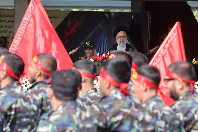 지난 17일(현지시각) 이란 수도 테헤란에서 열린 국군의 날 퍼레이드 행사에서 에브라힘 라이시 이란 대통령이 연설하고 있다. /로이터