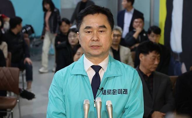 22대 국회의원 선거 세종갑에 출마해 당선된 새로운미래 김종민 후보가 10일 밤 선거사무소에서 소감을 밝히고 있다. ⓒ뉴시스