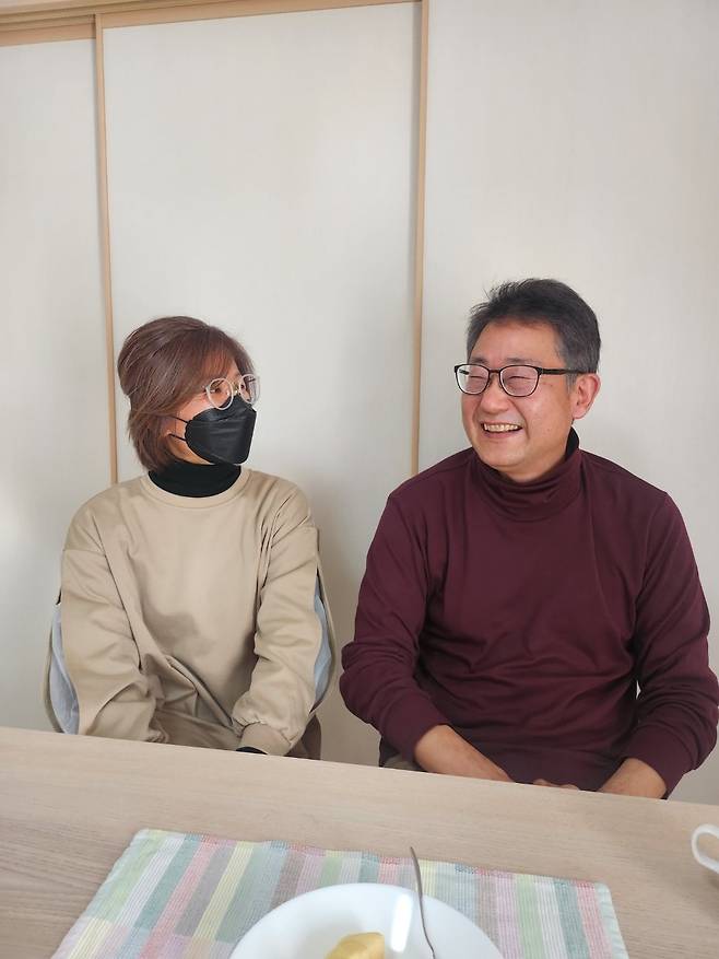 유튜브채널 ‘우리두리’를 운영하는 부부는 주로 남편은 출연자, 부인은 촬영자로 역할을 분담하고 있다. 일본의 한적한 소도시에 살지만 유튜브 공간에서 구독자와의 소통은 왁자지껄하다.