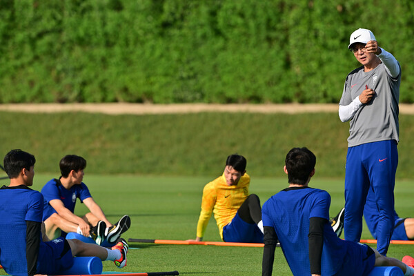 황선홍 23살 이하 축구대표팀 감독이 17일 카타르 도하의 훈련장에서 선수들의 회복훈련을 돕고 있다. 대한축구협회 제공