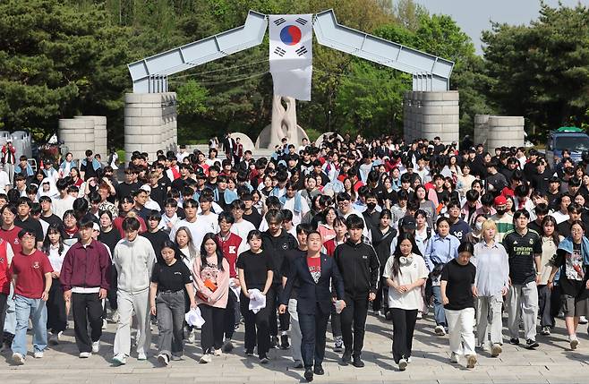 고려대학교 학생들이 4·18 구국대장정 행진의 도착지인 국립4·19민주묘지에서 참배하기 위해 걸어가고 있다. 김영원 기자