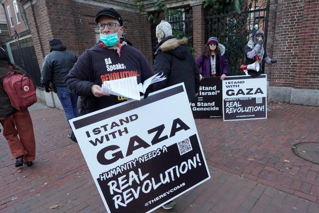 친팔레스타인 시위대가 지난해 12월 12일 미국 매사추세츠주 케임브리지의 하버드대 인근에서 가자지구 전쟁 종식을 촉구하는 전단을 나눠주고 있다. 케임브리지=AP 연합뉴스