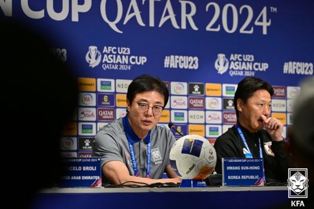 황선홍(왼쪽) 올림픽 대표팀 감독이 15일(현지시간) 카타르 도하 칼리파 인터내셔널 스타디움에서 열린 2024 AFC U-23 아시안컵 B조 4개국 감독 기자회견에 참석해 발언하고 있다. 대한축구협회 제공