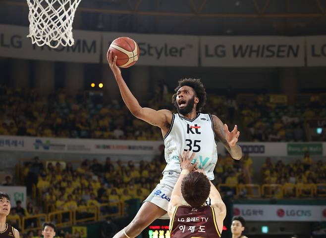 <yonhap photo-4891=""> KT 배스 '보여줄 게 수원 농구'(창원=연합뉴스) 김동민 기자 = 18일 오후 경남 창원체육관에서 열린 2023-2024 프로농구 4강 플레이오프(PO) 2차전 창원 LG 세이커스와 수원 kt 소닉붐 경기. kt 패리스 배스가 슛하고 있다. 2024.4.18 image@yna.co.kr/2024-04-18 19:16:00/<저작권자 ⓒ 1980-2024 ㈜연합뉴스. 무단 전재 재배포 금지, AI 학습 및 활용 금지></yonhap>