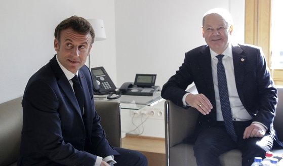 2022년 10월20일(현지시각) 벨기에 브뤼셀을 방문한 에마뉘엘 마크롱 프랑스 대통령(왼쪽)과 올라프 숄츠 독일 총리가 양자회담을 하고 있다. 이후 이들은 유럽연합(EU) 27개 회원국 정상회의에 참석했다. AP=연합뉴스