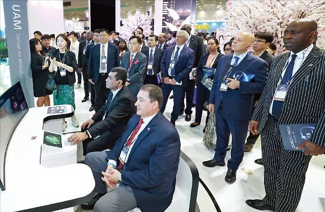 주한 외교관들이 지난 17일 서울 코엑스에서 개막한 ‘월드IT쇼 2024’의 KT 전시관에서 도심항공교통(UAM) 기술을 체험하고 있다.  /강은구 기자