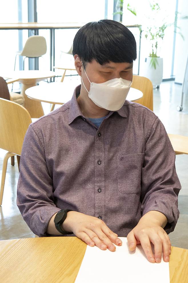 KT와 점자 요금명세서 제작을 협업하고 있는 한국시각장애인연합회 홍서준 주임이 점자 명세서를 읽어보이고 있다.   KT 제공