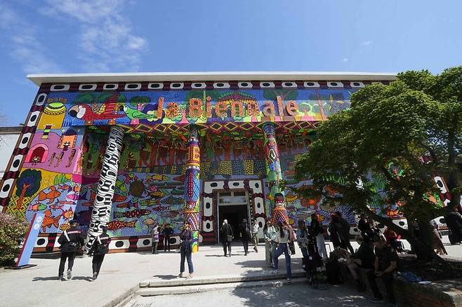 17일(현지시간) 이탈리아 베니스에서 열린 제60회 베니스 비엔날레 중앙 파빌리온 외벽을 후니쿠인족 예술가 그룹이 장식했다. AP연합뉴스
