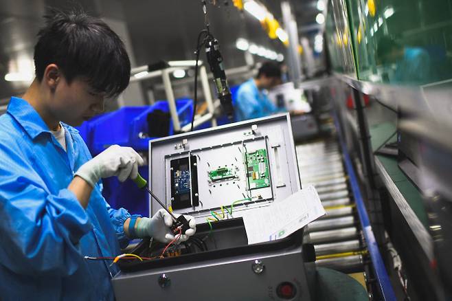 중국 후베이성 우한의 한 전기차 배터리 충전 스테이션 장비 수출 공장에서 17일 노동자가 일하고 있다. AFP연합뉴스