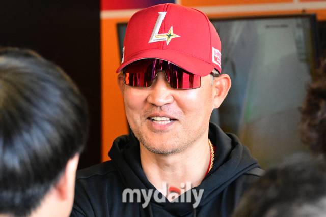 2024년 4월 18일 인천SSG랜더스필드에서 진행된 '2024 신한 SOL 뱅크 KBO 리그' 기아-SSG의 경기. 경기 전 SSG 이숭용 감독이 전날 최정의 사구 부상이 골절이 아닌 단순타박이라는 이야기에 활짝 웃고 있다./인천=곽경훈 기자 kphoto@mydaily.co.kr