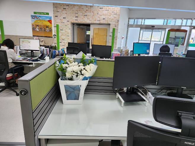 A씨가 근무하던 사무실 자리에는 국화꽃이 놓여 있다. 전국공무원노동조합 전북본부 남원시지부 제공