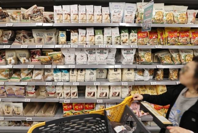 지난 1일 서울 한 대형마트에 진열된 밀가루 제품. 연합뉴스