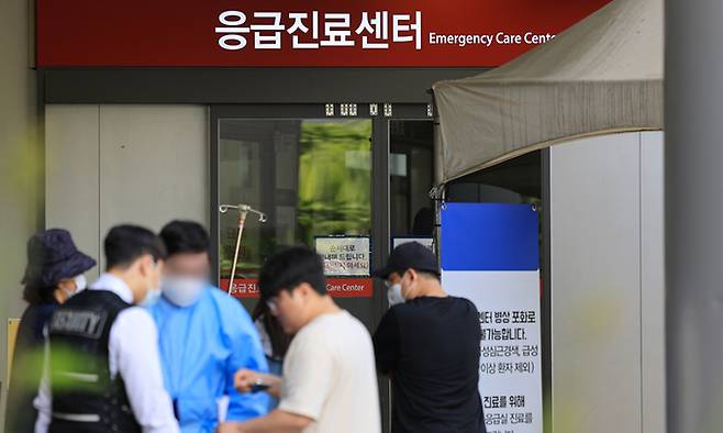 서울 시내 한 대학병원 응급진료센터 앞에서 환자와 보호자가 대기하고 있다. 연합뉴스