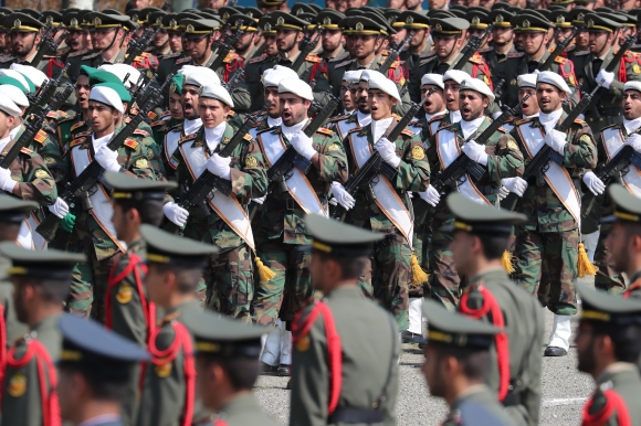 이란 군사 퍼레이드 - 2024년 4월 17일(현지시간) 이란 수도 테헤란 북부 외곽의 한 군부대에서 이란 군인들이 연례 군의 날 행사 동안 퍼레이드를 하고 있다. / 사진=EPA 연합뉴스