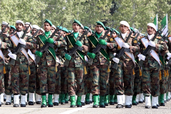 이란 군사 퍼레이드 - 이란 군인들이 2024년 4월 17일(현지시간) 수도 테헤란 북부 외곽에서 열린 연례 군의 날 기념식에서 열병식에 참가하고 있다. / 사진=AFP 연합뉴스