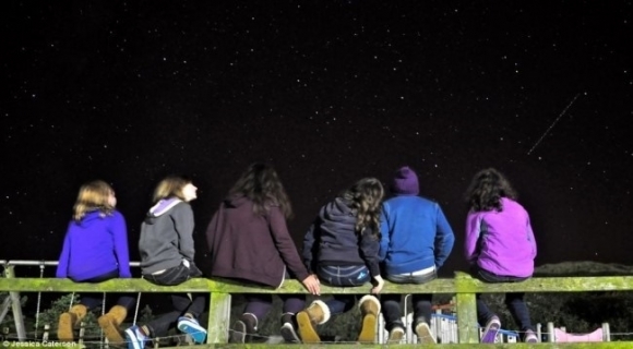 ‘젊은 별밤지기들’. 영국 그리니치 천문대가 뽑은 ‘올해의 천문사진’ 수상작 . 이 사진을 찍은 제시카 케이터슨(15살)이 맨 오른쪽에 앉아 있다. 영국 웨일스의 가워 반도의 별밤이다.