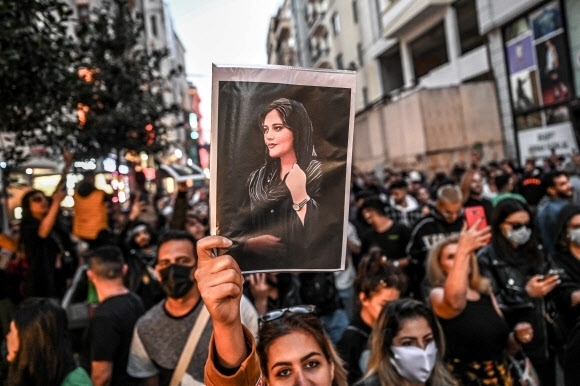 마흐사 아미니 1주기 - 이란의 히잡 반대 반정부 시위를 촉발한 마흐사 아미니의 1주기를 맞아 지난해 9월 20일(현지시간) 튀르키예 이스탄불의 이스티크랄 거리에 모인 여성들이 구호를 외치고 있다. / 자료사진=AFP 연합뉴스