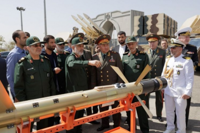 지난해 9월 세르게이 쇼이구 러시아 국방장관이 이란을 방문해 358 미사일에 대한 설명을 듣고 있다. 사진 제공=러시아 국방부