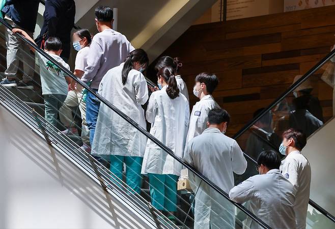 의과대학 정원 증원안을 둘러싼 정부와 의료계의 갈등이 계속되는 가운데 4월17일 서울 시내 한 대형병원에서 의료진이 이동하고 있다. ⓒ 연합뉴스