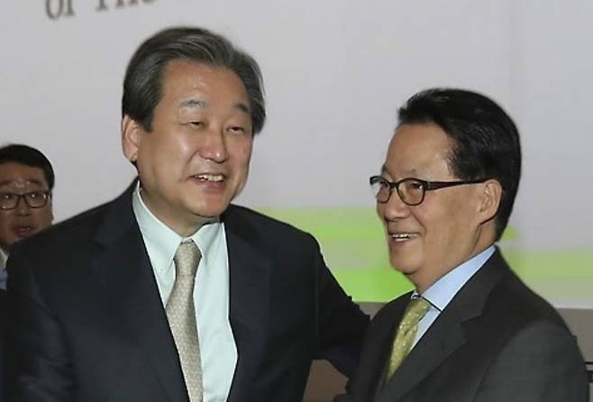 2010년 당시 원내대표를 역임했던 김무성 전 새누리당 대표와 박지원 전 국정원장 ⓒ연합뉴스