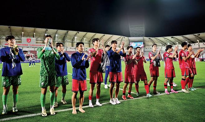 한국 축구대표팀이 17일 카타르 도하의 압둘라 빈 칼리파 스타디움에서 열린 2024 아시아축구연맹(AFC) U-23 아시안컵 B조 1차전 UAE와 경기에서 승리한 후 관중석을 향해 박수를 치며 인사하고 있다. 대한축구협회 제공
