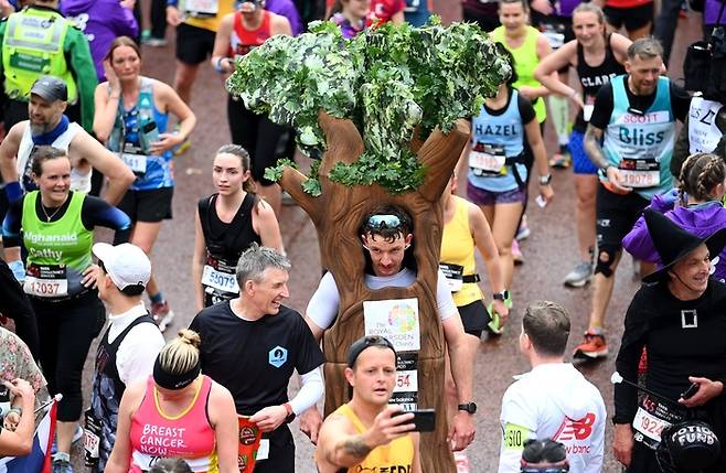 2023년 4월23일 나무 모양 의상을 입고 런던 마라톤에 나선 참가자. 게티이미지