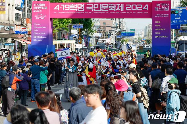 4·19혁명 기념일을 하루 앞둔 18일 서울 강북구청 사거리에서 시민들이 '1960 거리재현 퍼레이드 전국 경연대회'를 펼치고 있다./뉴스1 ⓒ News1 안은나 기자