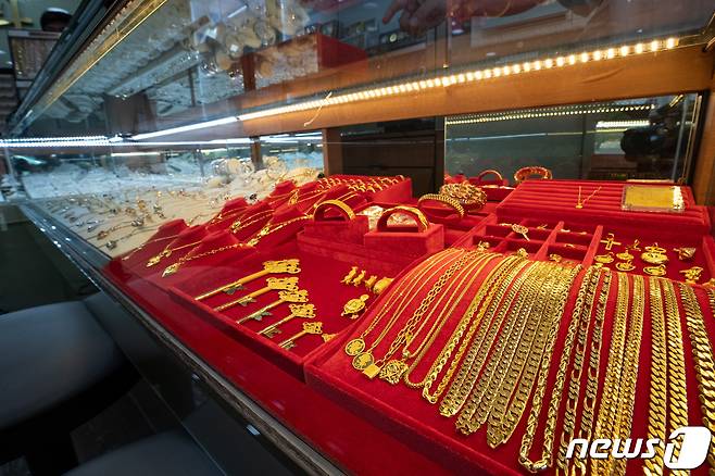 국제 금값이 사상 최초로 온스(30g)당 2400달러(약 332만원)를 돌파하는 가운데 14일 서울시내 한 금은방에 금 제품이 전시돼 있다. ⓒ News1 유승관 기자