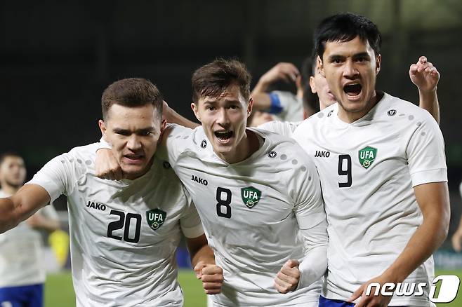 골을 넣고 기뻐하는 우즈베키스탄 U23 대표팀 선수들2022.9.26/뉴스1 ⓒ News1 임세영 기자