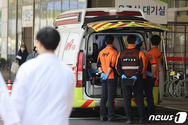 서울의 한 대학병원에서 응급대원들이 환자를 이송하고 있다. ⓒ News1 신웅수 기자