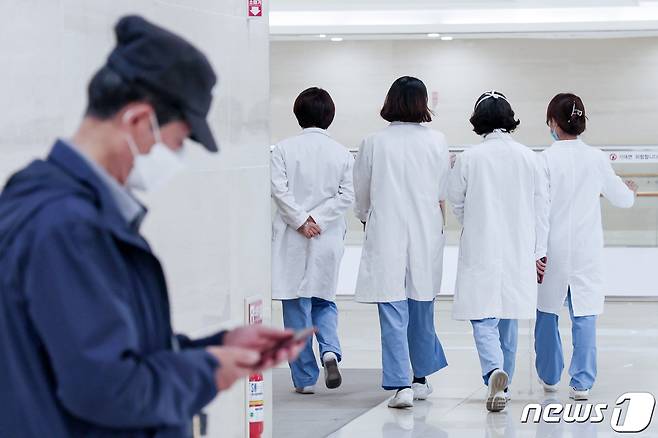 12일 서울의 한 대학병원에서 의료진이 오가고 있다. 2024.4.12/뉴스1 ⓒ News1 민경석 기자