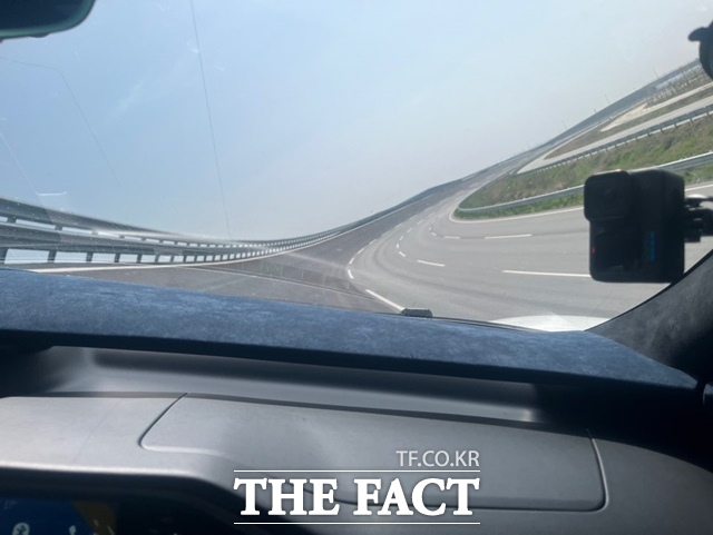 '포드 GT'가 17일 최대 42도로 경사진 한국타이어앤테크놀로지(한국타이어) 한국테크노링 '고속 주회로'를 안정감 있게 달리고 있다. /최의종 기자