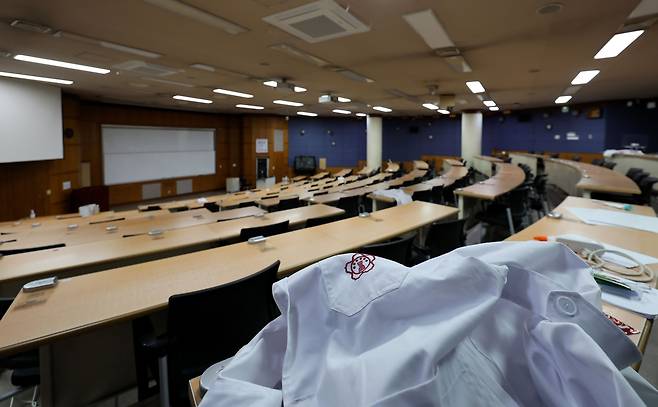 의과대학의 대량 유급 사태를 막기 위해 수업을 재개한 15일 대구 경북대학교 의과대학 강의실이 비대면 수업으로 텅 비어있다. /뉴시스