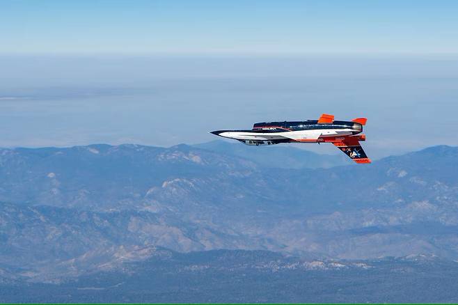 기계학습 AI 요원이 조종하는 X-62A 비스타 전투기가 에드워즈 공군기지 상공에서 배면 비행을 하고 있다./미 공군