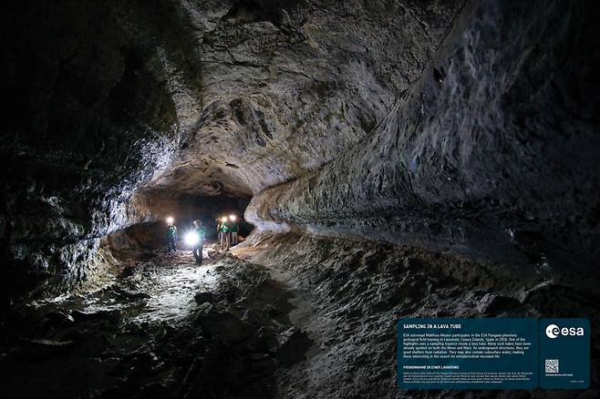 유럽우주기구(ESA) 우주인들이 2016년 스페인 카나리아제도 란사로테섬의 용암 동굴에서 훈련을 받고 있다. 달과 화성에 있는 용암 동굴은 우주 방사선과 운석을 막아줄 수 있어 우주인의 정착지 1순위로 꼽힌다./ESA